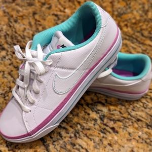 Women's Nike Court Legacy size 9
